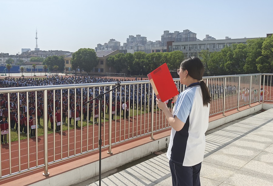 15周国旗下讲话照片.jpg